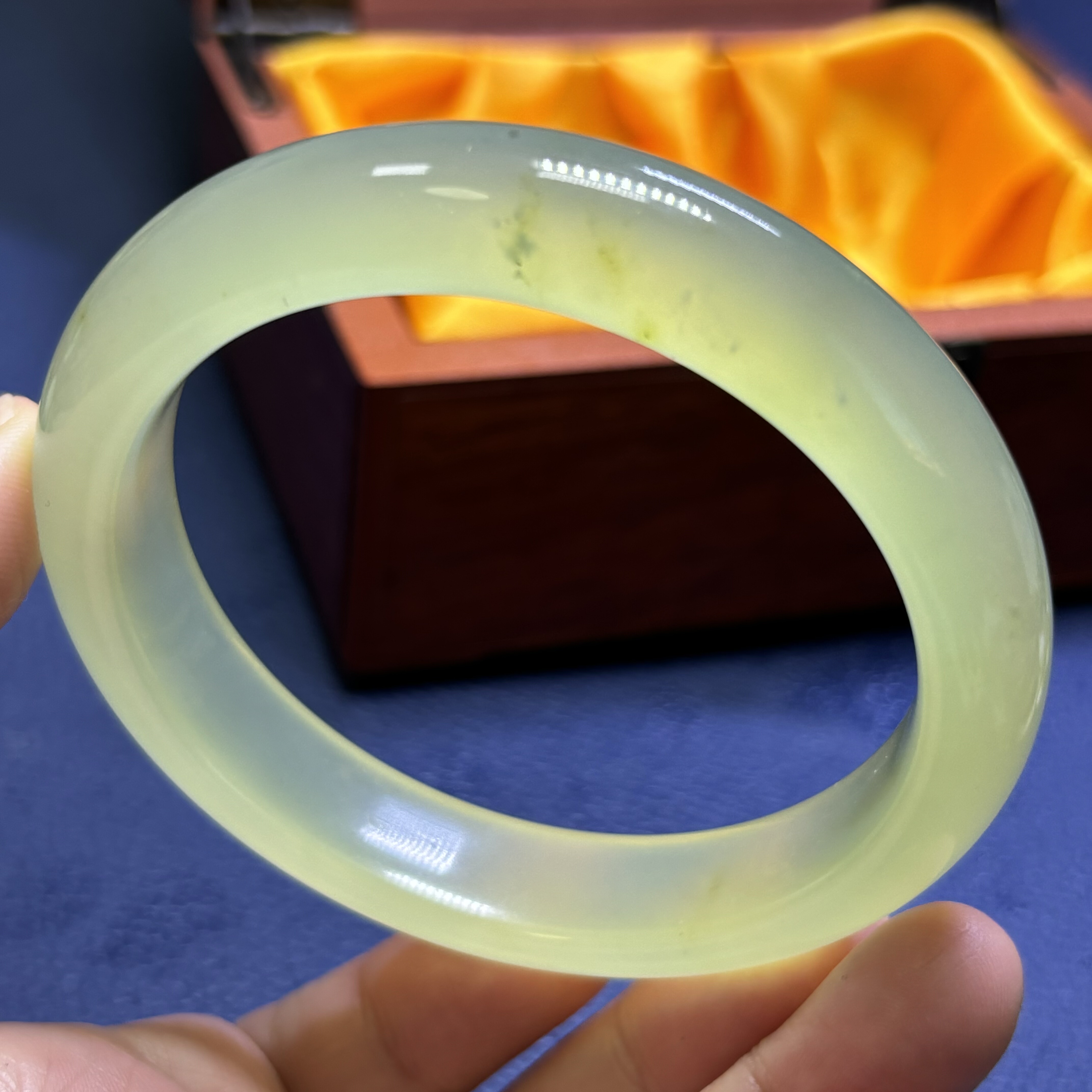 天然岫玉淡绿色飘彩女士手镯绿冰61口径正品包邮保真