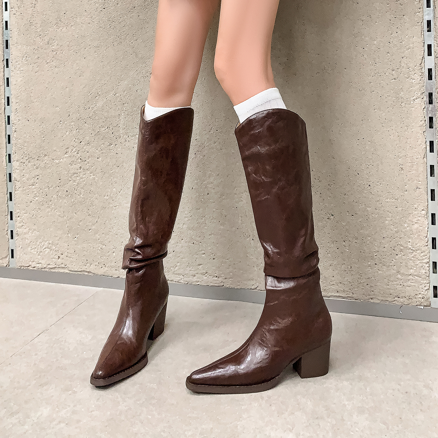 6cm粗跟尖头V口皱褶长筒堆堆靴女