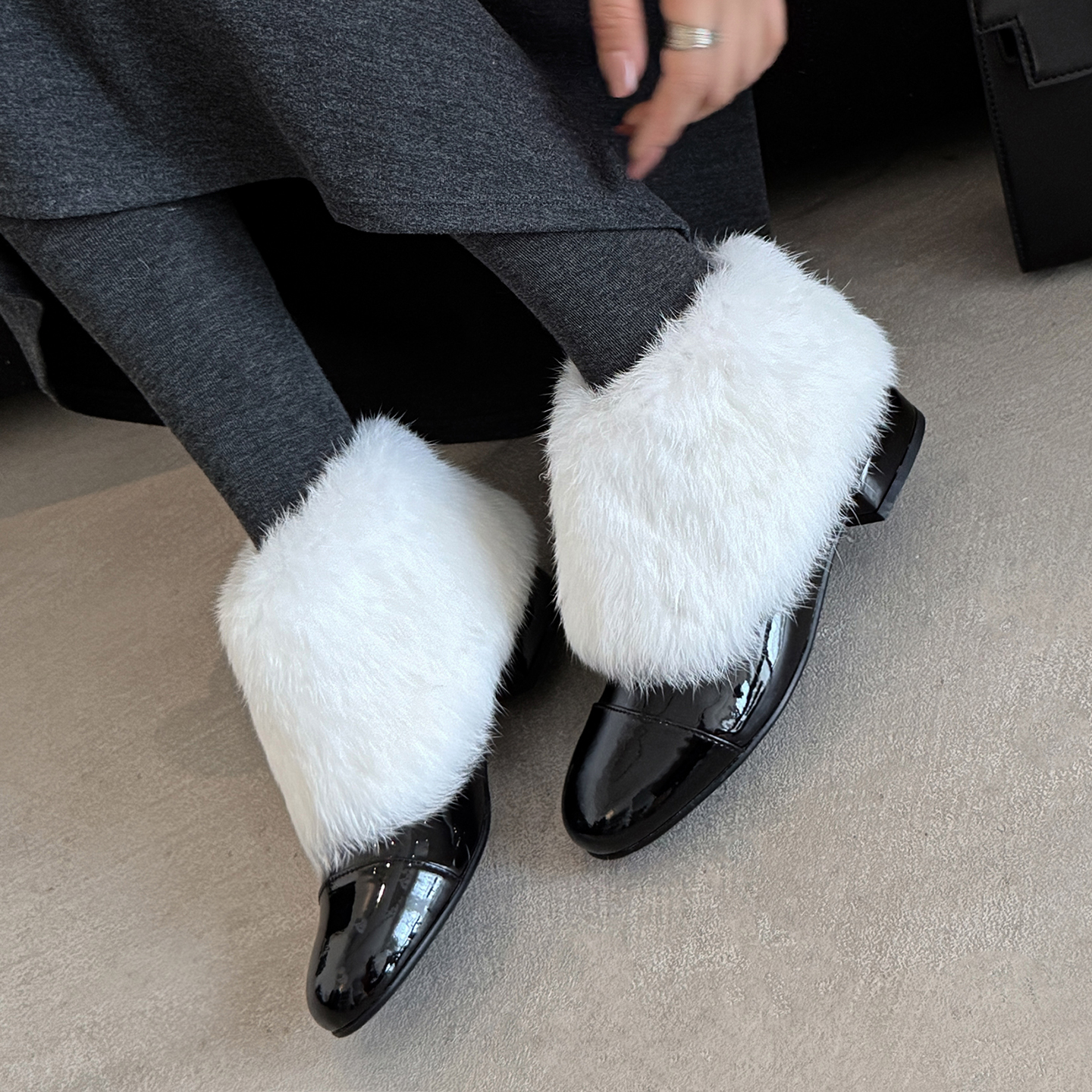 2.5cm小香风兔毛漆皮短靴女冬季