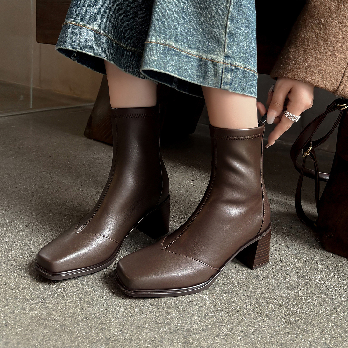 新款粗跟弹力靴软皮复古方头短靴