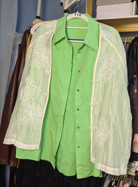 罗绮者110号设计款翠绿色翻领衬衫+半透明米白色刺绣长袖盘扣外套