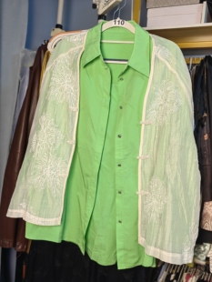 罗绮者110号设计款翠绿色翻领衬衫+半透明米白色刺绣长袖盘扣外套