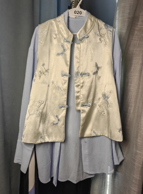 罗绮者20号新中式白色醋酸缎面蝴蝶刺绣马甲，淡蓝色褶皱肌理衬衫