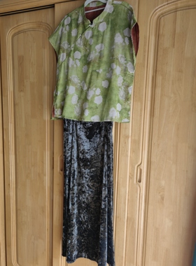 罗绮者2025秋季古风立领提花绿色飞袖短袖上衣灰绿色丝绒半裙套装