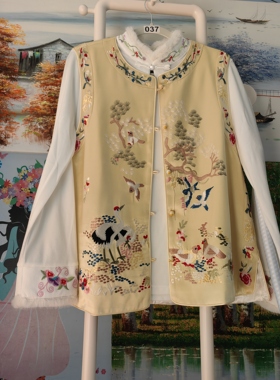 罗绮者鹅黄色韩国缎面刺绣盘扣马甲+正白弹性针织衫领口刺绣加毛