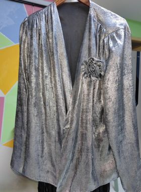 罗绮者明星走秀款百褶松紧腰半身裙2025春季新品银锈复古衬衫套装