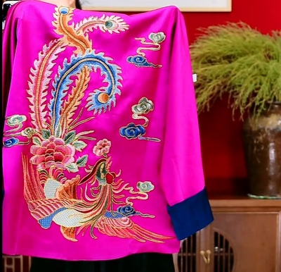 罗绮者蓝绣龙蝙蝠衫+玫红刺绣帽衫+橘刺绣外套+蓝长马甲+正红外套