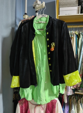 罗绮者62号带立体南瓜高级黑色丝绒对襟外套+荧光绿高端走秀衬衫