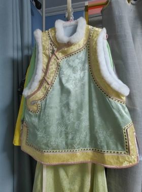 罗绮者72号浅绿色斜襟人丝加绒加棉马甲+白色鸵鸟毛丝绒打底长袖