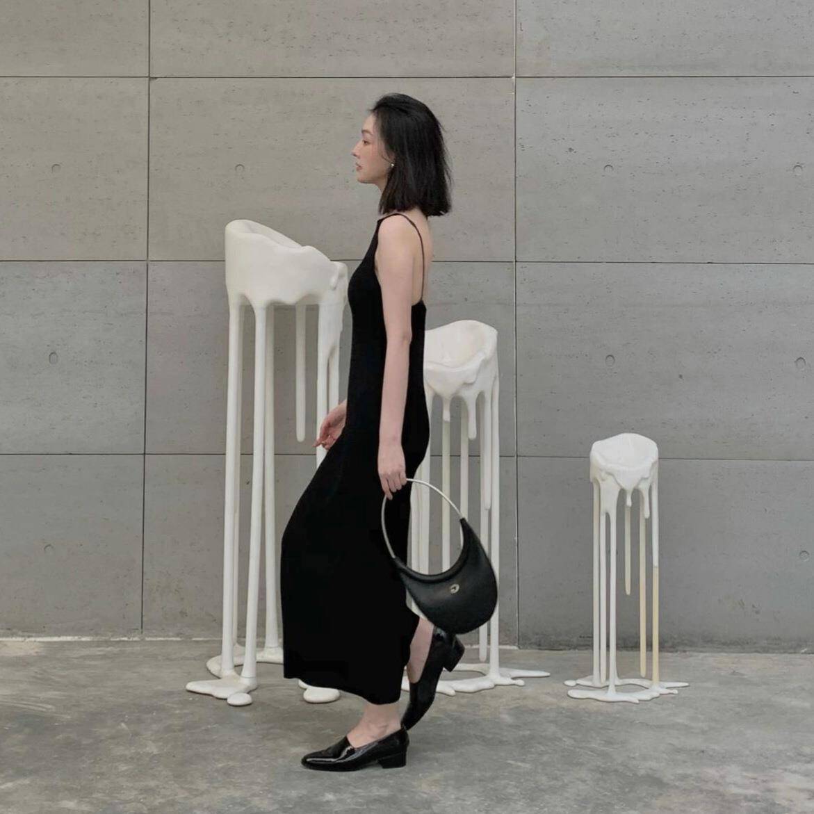 极简主义露背背心吊带裙女夏年轻感高级黑色无袖看展长款连衣裙子