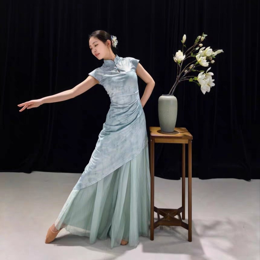 古典舞冰丝弹力旗袍青花瓷演出服念琵琶声声慢古典舞入画江南表演