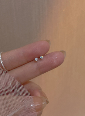 S999纯银迷你方形锆石耳钉女小巧轻奢设计感养耳洞耳饰睡觉不用摘