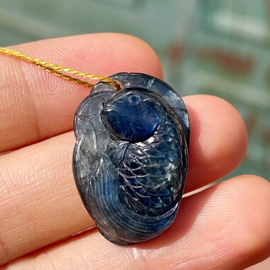 天然蓝宝石雕刻件鱼戏莲叶莲年有鱼雕工精致好意头原矿原色33.0ct