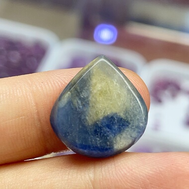 天然蓝宝石水滴形吊坠蓝与黄交织原矿原色镶嵌随形矿标收藏18.2ct