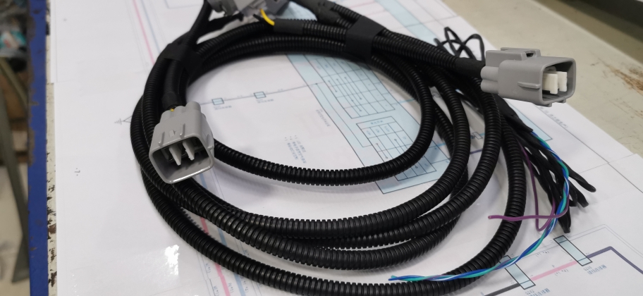 丰田霸道普拉多18款低配卤素大灯升级高配LED大灯总成插头转接线