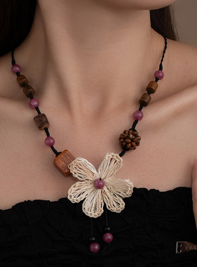 新中式拉菲草大花朵吊坠项链女清冷感古风木质串珠毛衣链小众设计