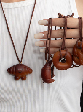 创意仿木质面包可颂牛角包吊坠长款项链小众简约可爱清冷感项饰品