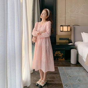 粉色长袖连衣裙女2025春秋新款泡泡纱温柔风方领收腰中长款A字裙图片
