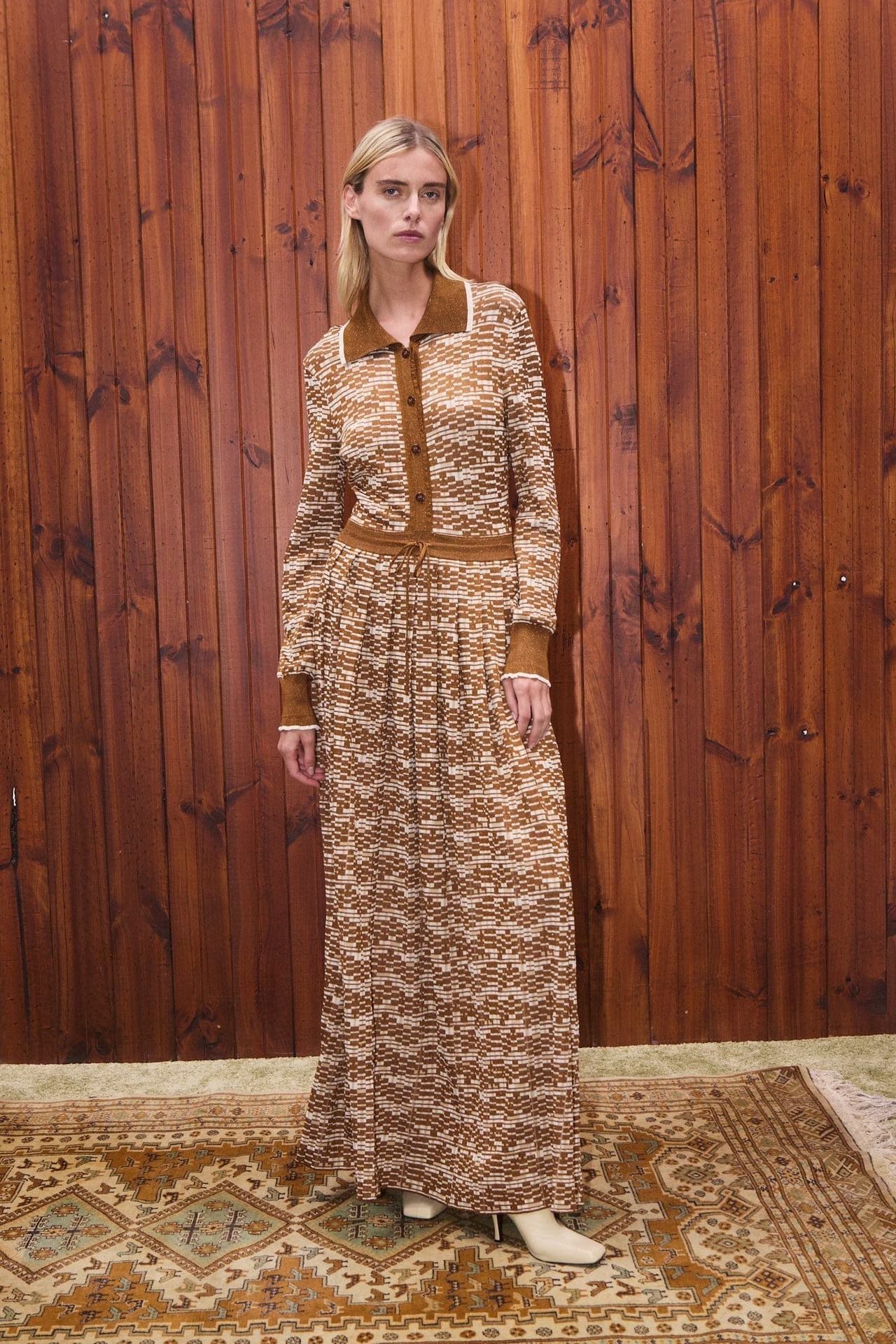 澳洲小众光丝金银色线针织翻领长袖连衣裙2025新款度假休闲长裙