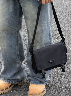 HKK包包时尚百搭中性小包男生休闲邮差包简约通勤包高级感斜挎包