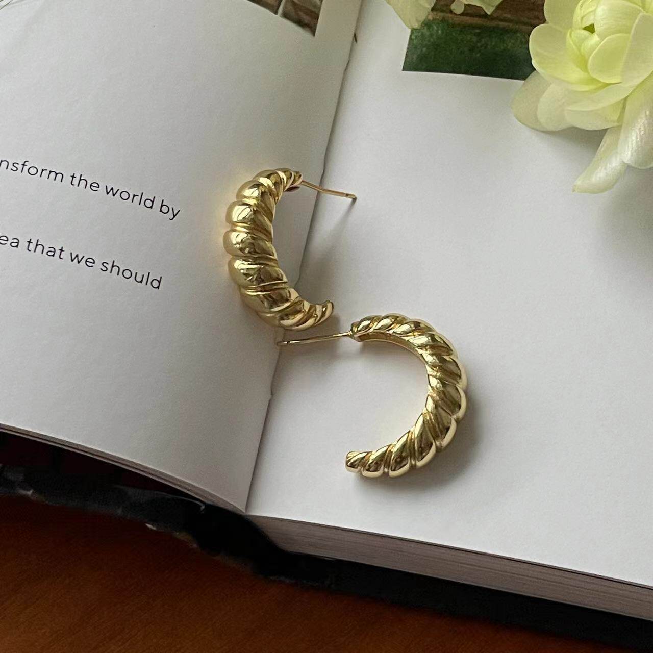 复古铜镀金法式耳钉牛角包