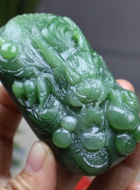 新品毛货天然碧玉手把件龙龙行天下手把件