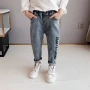 Quần áo bé trai quần jean 2019 mùa thu mới Hàn Quốc quần trẻ em denim quần bé chữ thường quần thủy triều - Quần jean yếm bò bé gái đẹp