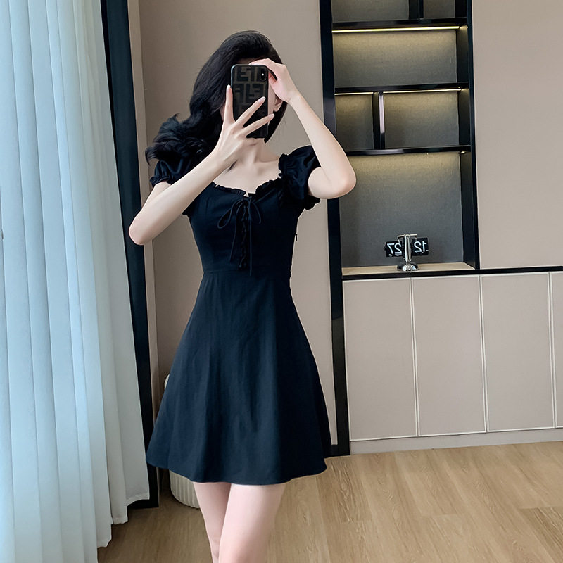 黑色收腰显瘦方领连衣裙女2026新款夏季法式赫本风气质a字短裙子