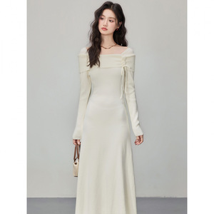 法式复古立体花朵针织打底连衣裙女长袖高级感方领修身显瘦长裙子