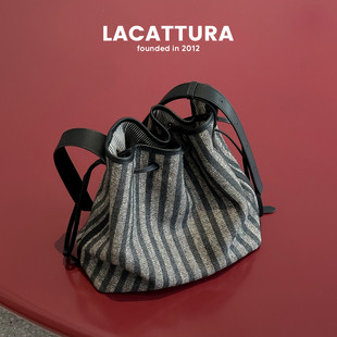 小众毛呢水桶包2026新款高级感包包女大容量通勤包百搭单肩斜挎包