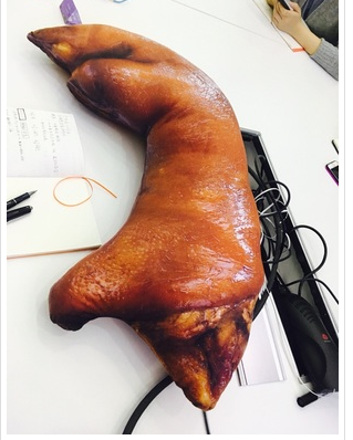 吃播网红爆款仿真酱肘子红烧猪蹄子大抱枕搞怪家居靠枕送朋友礼物图片