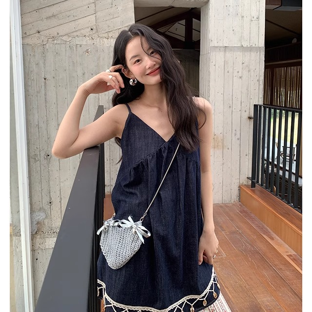 25年夏季法式复古牛仔气质v领吊带连衣裙女~民族风吊带短裙