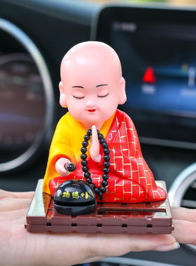 汽车摆件袈裟和尚汽车摆件太阳能自动点头敲木鱼袈裟车内解压公仔