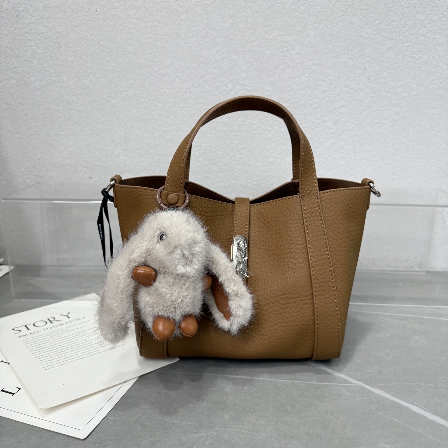 时尚百搭荔枝纹菜篮子手提包2025新款高级感毛绒挂件单肩斜挎包女