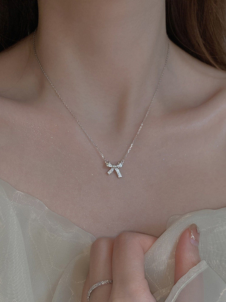 일본과 한국의 심플한  보우 목걸이 여성의 가벼운 럭셔리 틈새 디자인 하이 엔드 다목적 인터넷 연예인 기질 쇄골 체인