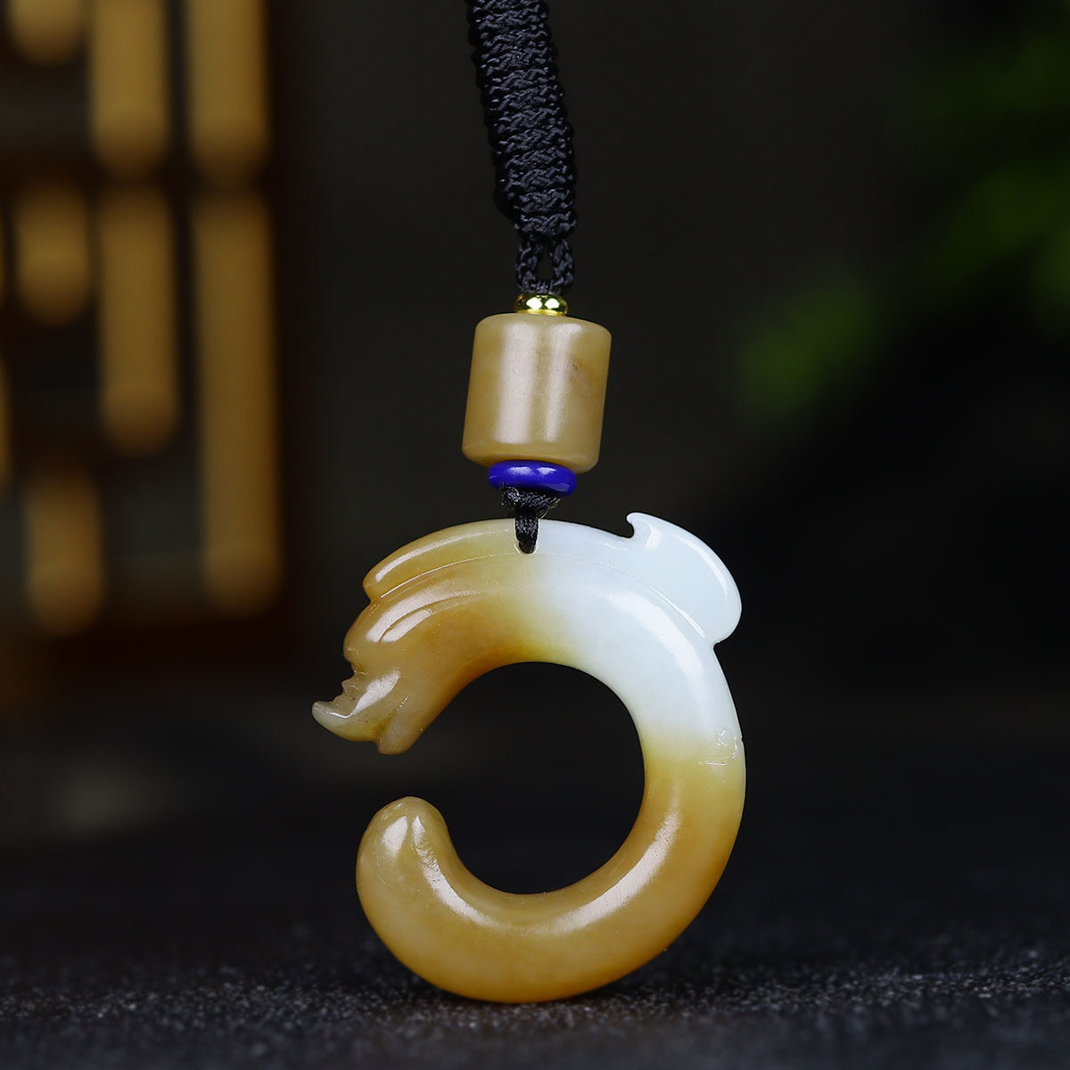 （古晨珠宝）新疆和田玉且末糖白玉玉猪龙挂件吊坠玉坠15g