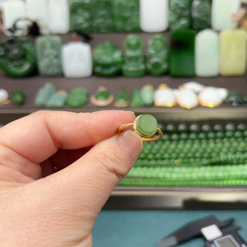 俄碧苹果绿圆蛋面戒指