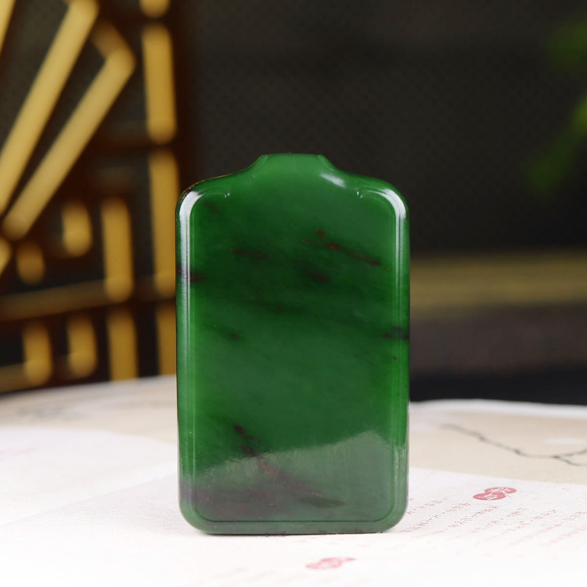（古晨珠宝）俄罗斯和田玉菠菜绿聚红皮碧玉无事牌挂件吊坠74g