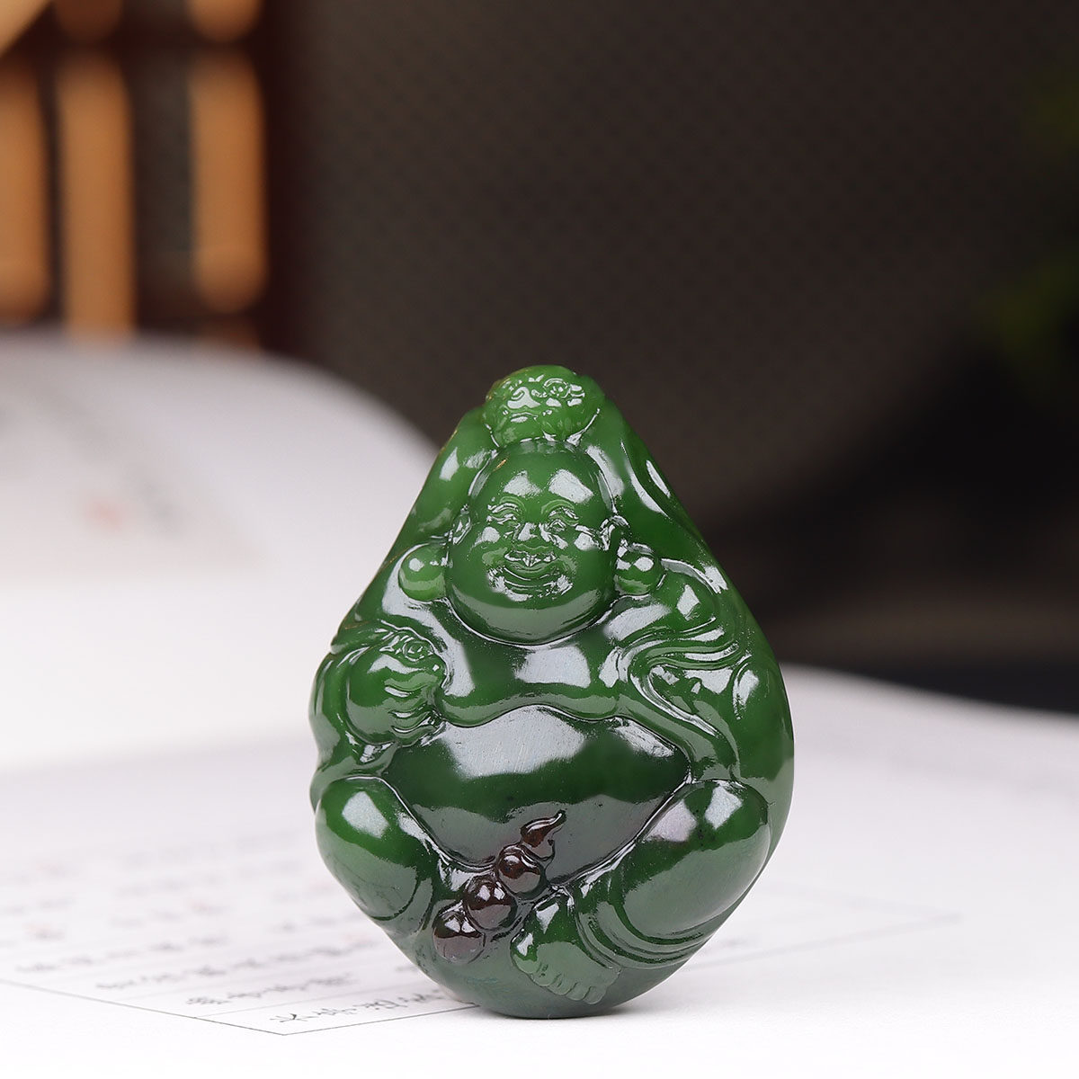 (古晨珠宝) 俄罗斯和田玉菠菜绿聚红皮碧玉弥勒佛挂件吊坠福相25g