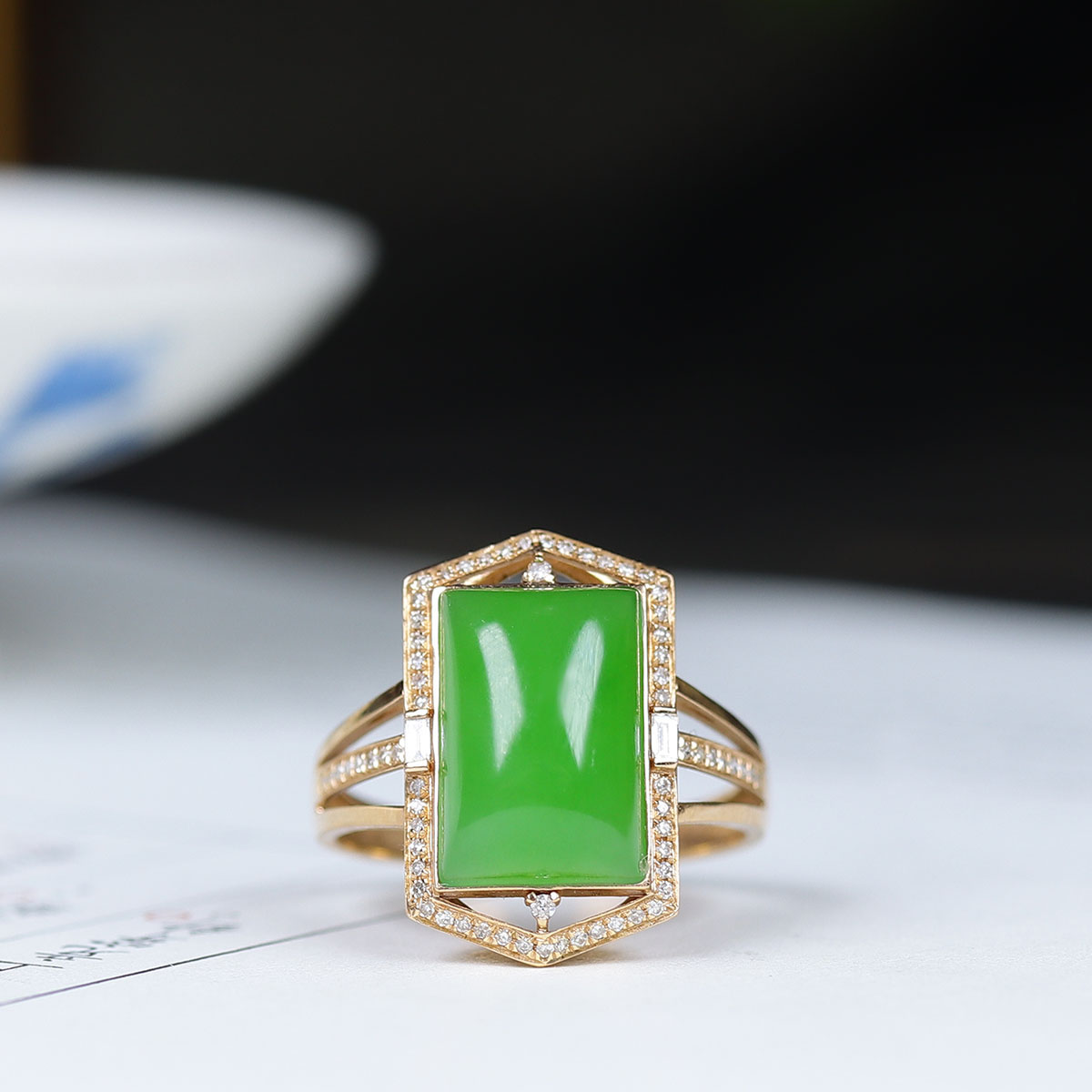 （古晨珠宝）俄罗斯和田玉阳绿碧玉18k女款戒指3g