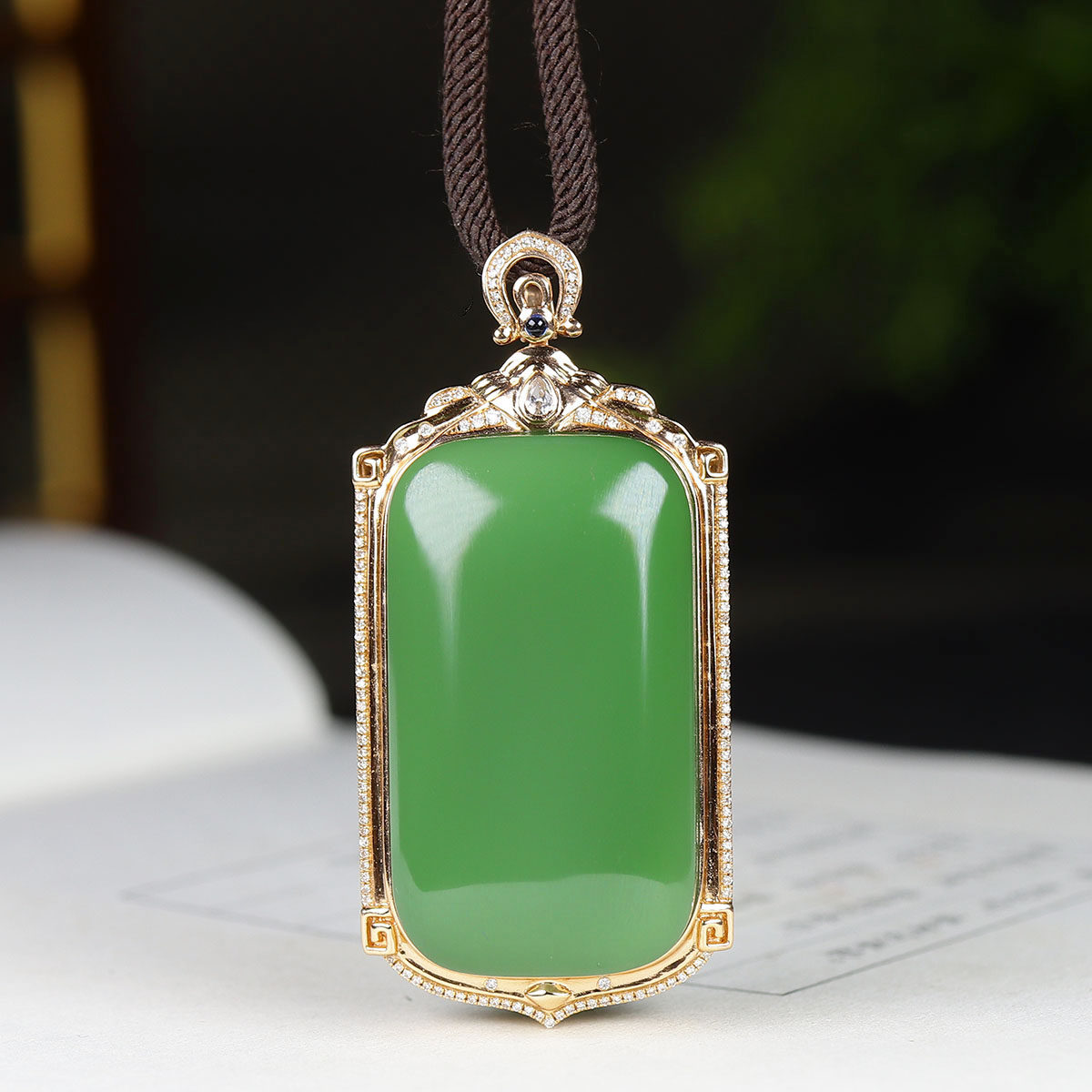（古晨珠宝）俄罗斯和田玉阳绿碧玉18k金镶嵌无事牌挂件吊坠30g