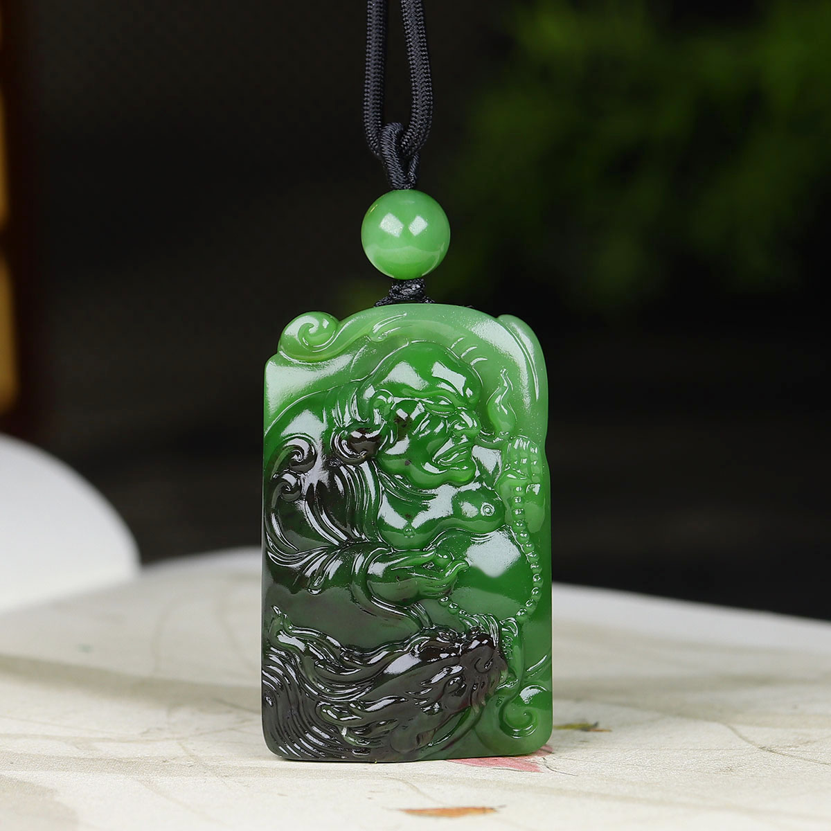 （古晨珠宝）俄罗斯和田玉黑皮阳绿碧玉祥龙罗汉挂件吊坠玉牌42g