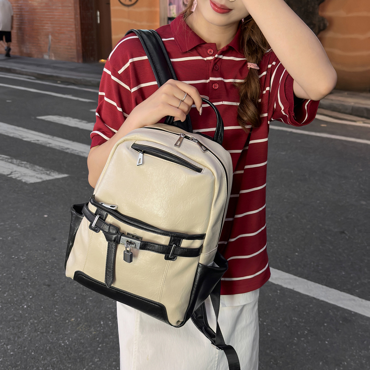 泰国学院风双肩包女旅游轻便高颜值复古撞色锁扣背包小众皮质书包