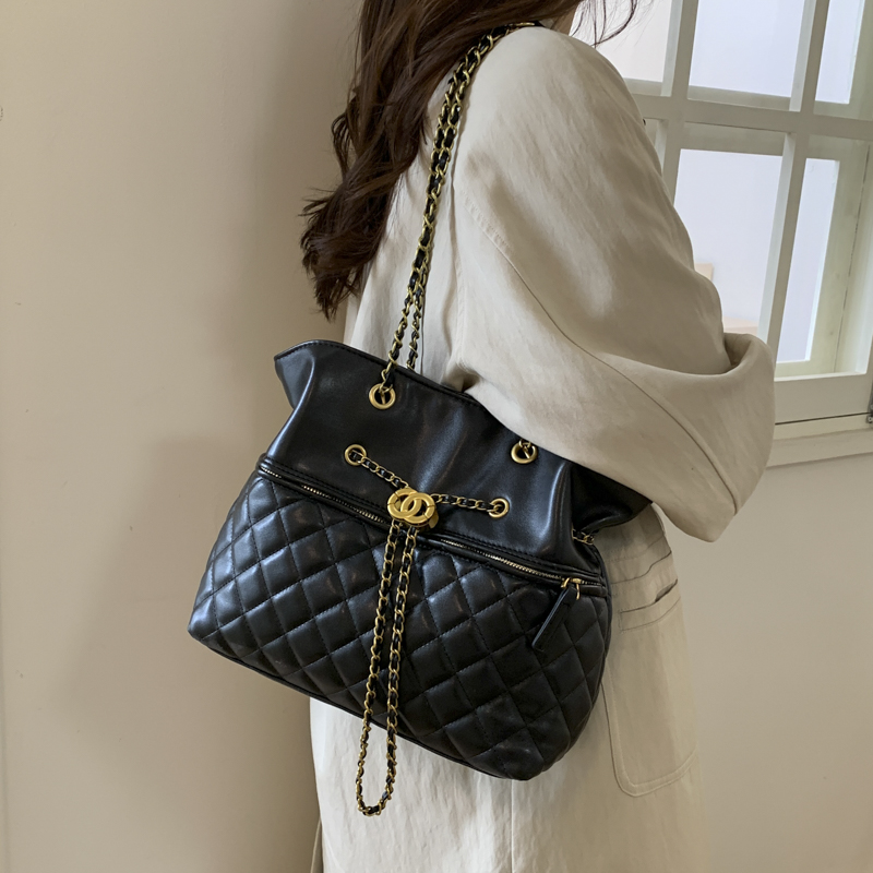 韩系高颜值小香风通勤托特包女秋冬新款时髦花朵包复古单肩链条包