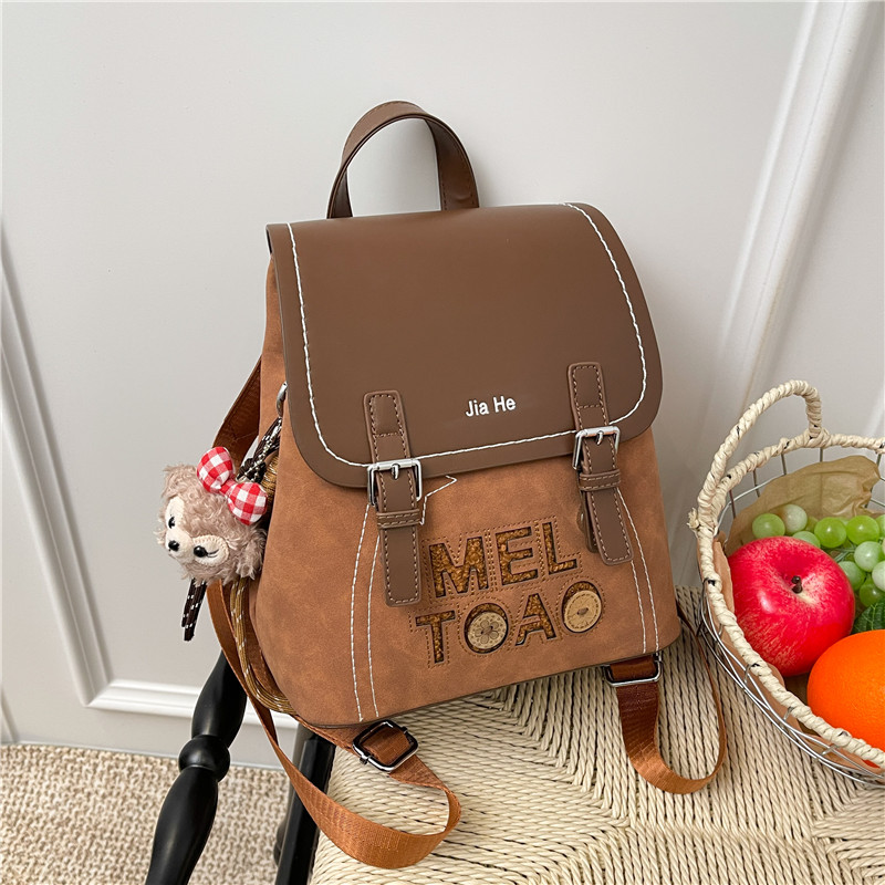 高级感复古英伦风翻盖双肩包女时髦水桶小型书包女生出游旅行背包