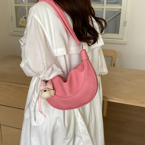韩版高颜值软皮斜挎包女包2026新款单肩粉色饺子包超火上班小挎包