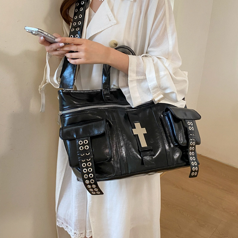 美式高街机车风大容量托特包女欧货个性时尚铆钉包通勤手提购物袋
