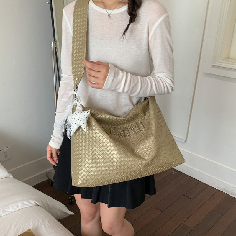 韩版编织纹单肩托特包女大容量通勤斜挎包金色个性刺绣小雏菊女包