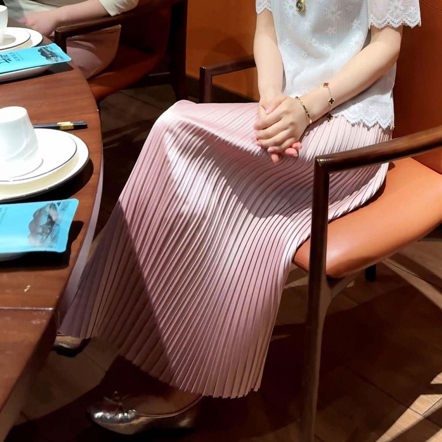 高级感粉色百褶半身裙女春夏季2026年流行新款中长版直筒缎面裙子