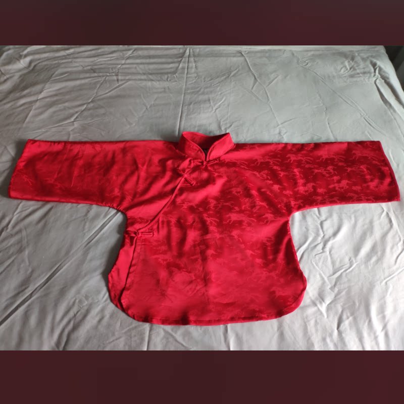 样衣处理  红色细腻提花缎面立领短旗袍倒大袖全开襟